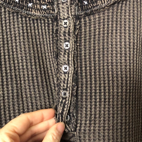 FREE PEOPLE HOLLY HENLEY EMBROIDERED TOP🏔️ - Picture 5 of 8